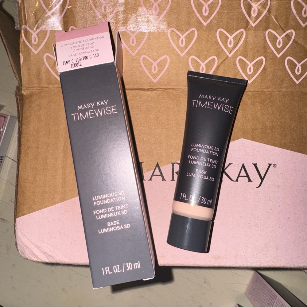 Ivory C 110 Mary Kay Luminous 3D Foundation New in Box